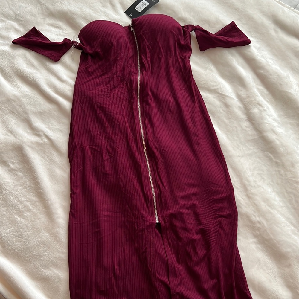 NWT
Brand: Fashion Nova
Size: Large
Color: Wine
Front Zipper dress